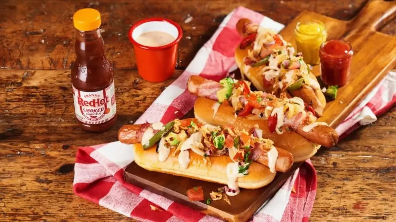 Franks RedHot Ostre Hot Dogi z Franks RedHot Smoked Chipotle Mayo
