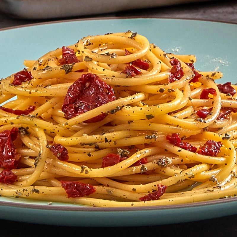 SPAGHETTI CON CONDIMENTO PICCANTE E POMODORI ESSICCATI