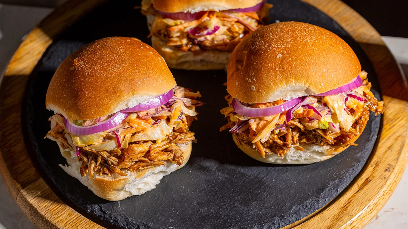 PULLED-CHICKEN-BURGER_SSPREAD-PARRILLA_MCC_BANNER-.jpg