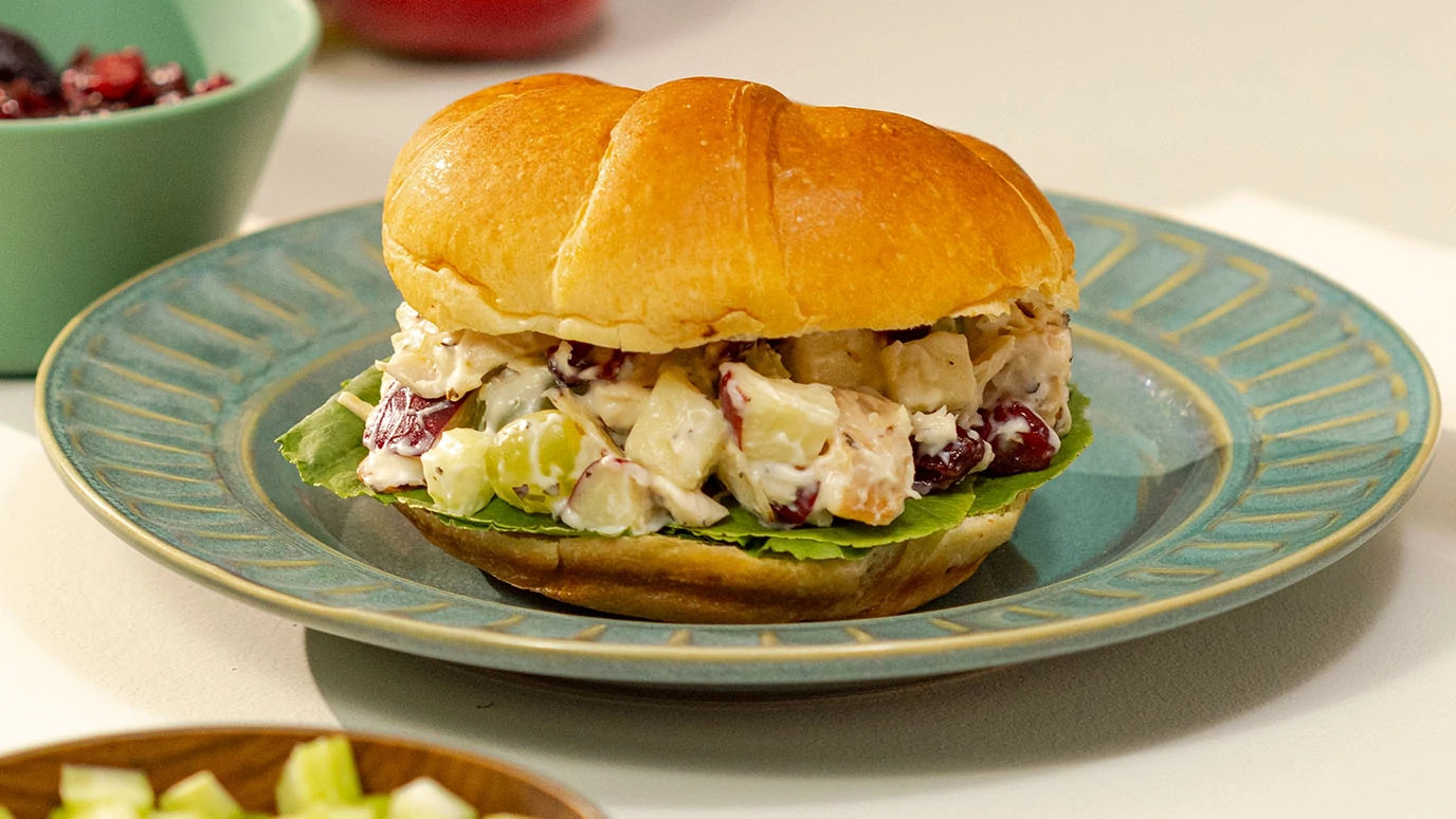 MCC croissant_ensalada_naviñeda_de_pollo_1376 x 774_web.jpg