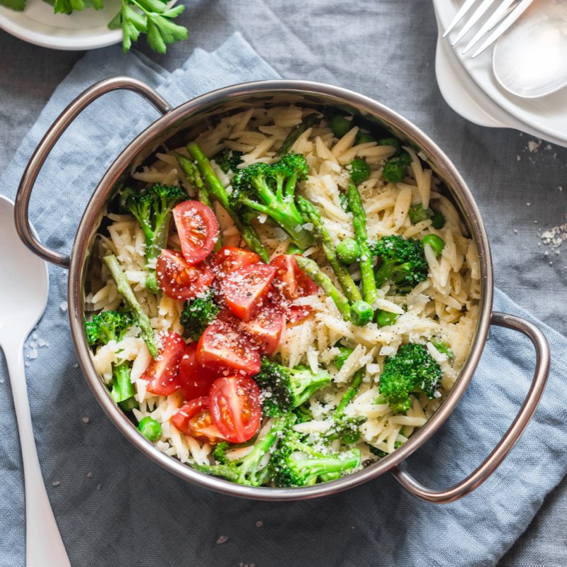 One pot d’orzo, tomate et ail