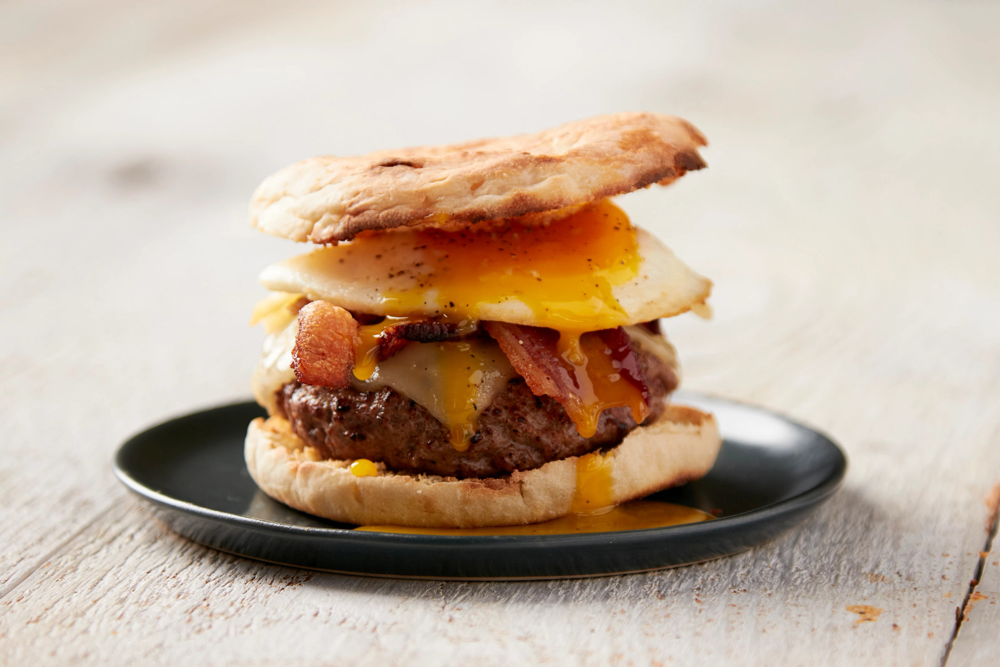 Hamburguesa con huevo y tocino