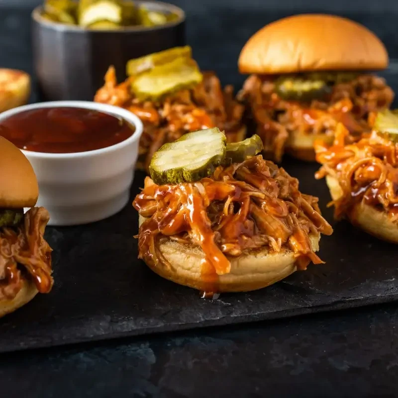 Sandwichs au poulet effiloché à l’autocuiseur Instant Pot Franks RedHot Sandwichs au poulet effiloché à l’autocuiseur Instant Pot Franks RedHot