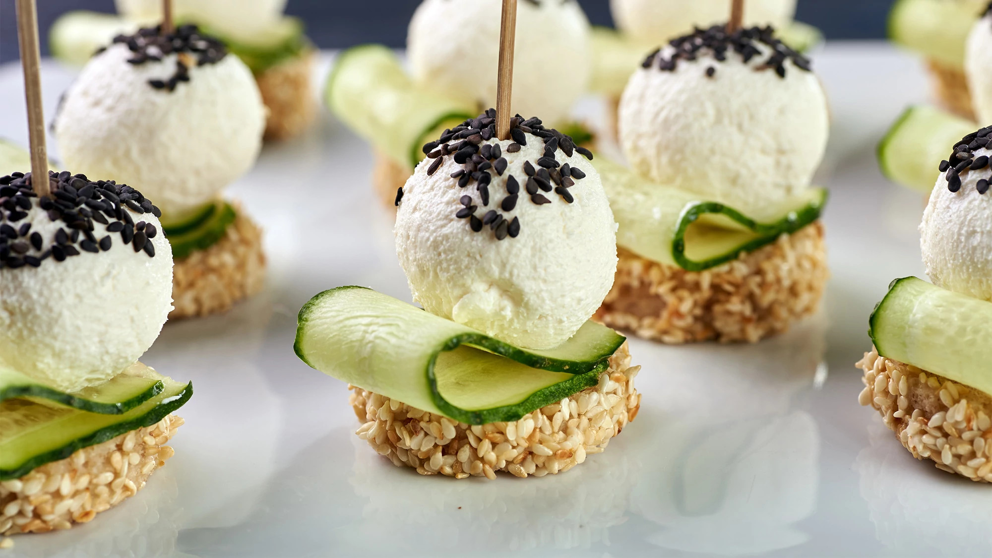 Mini bruschette al caprino e ai semi di sesamo