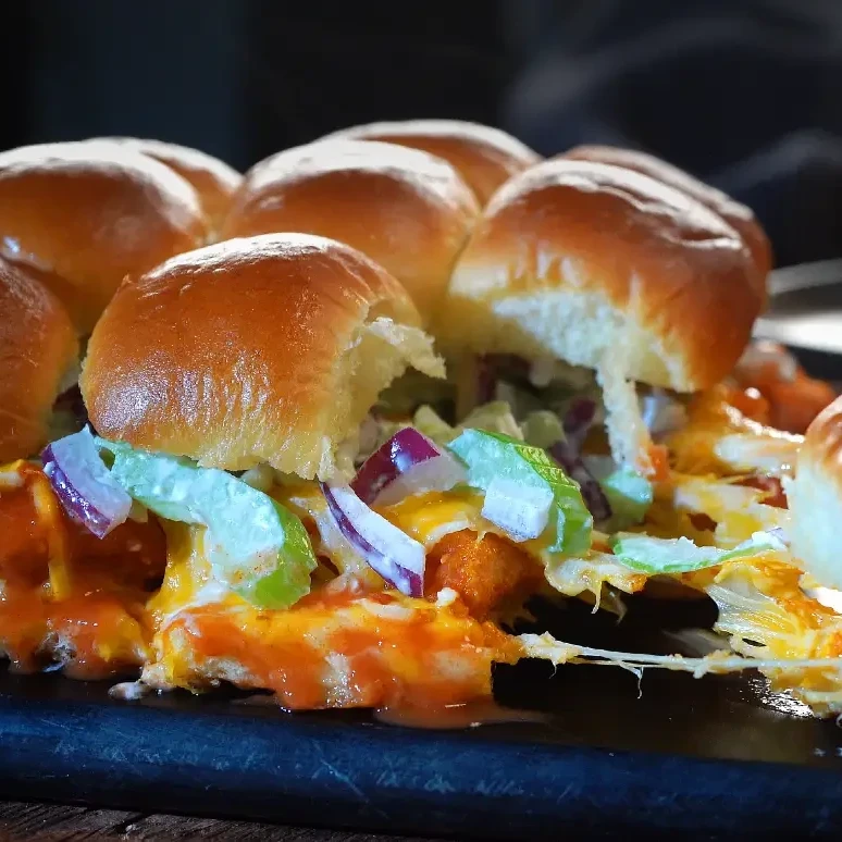 Mini-sandwichs au poulet frit et à la sauce Frank's RedHot Mini-sandwichs au poulet frit et à la sauce Frank's RedHot