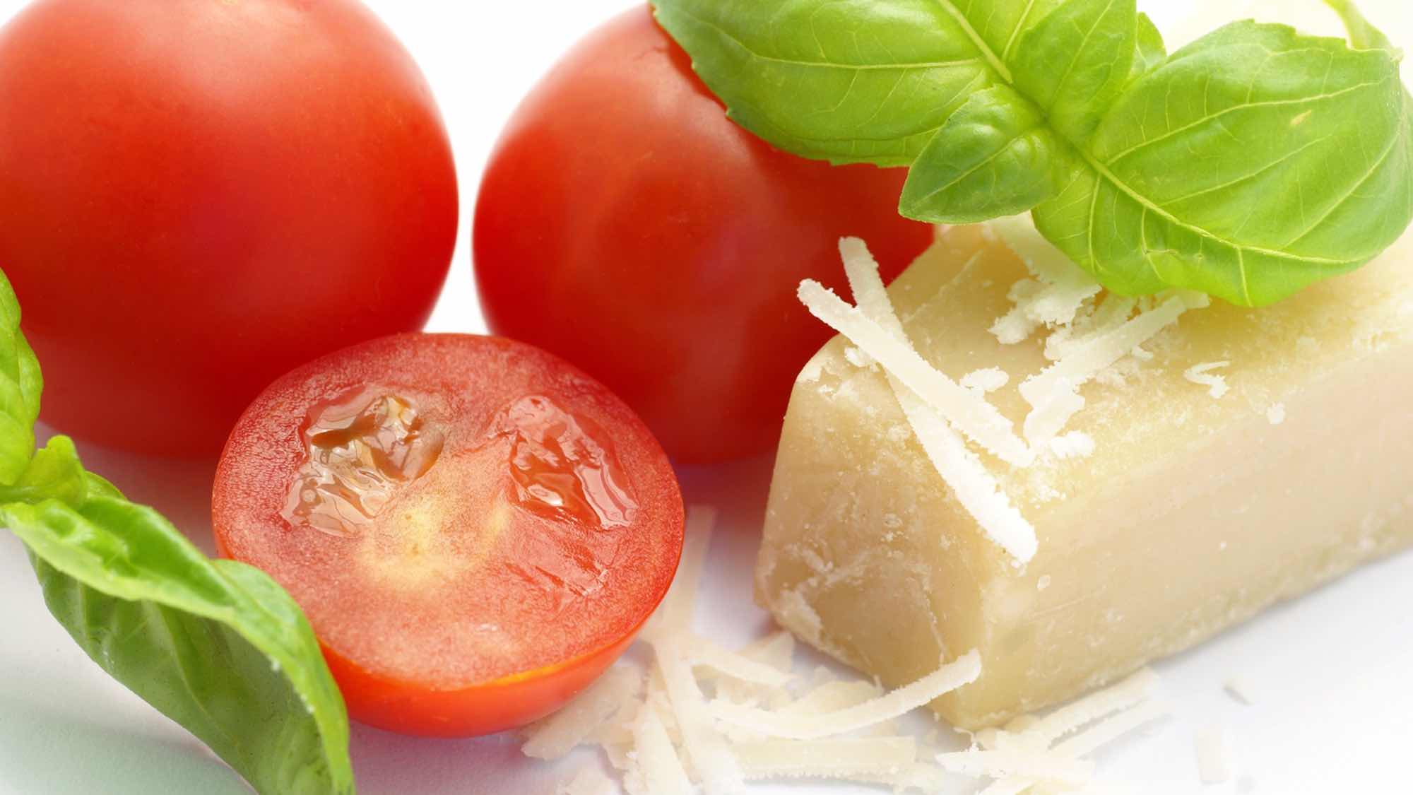 RECETTE tuiles de parmesan au curcuma et concasse de tomates fraiches
