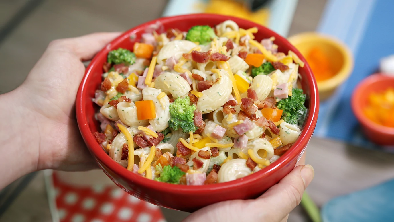ensalada-de-pasta-con-jamon-tocino-quesp-y-vegetales-1376x774.png