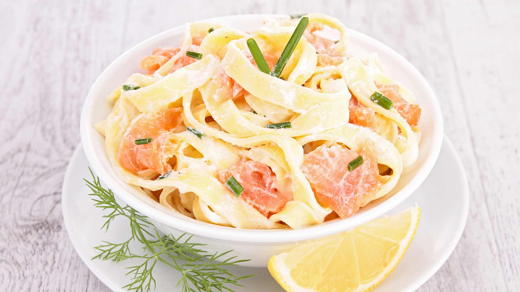 RECETTE tagliatelles au saumon frais a l aneth croute parmesan amandes effilees