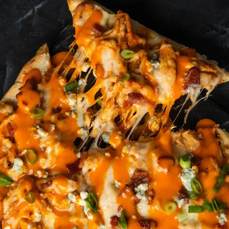 Pain plat au poulet Buffalo garni Franks RedHot Pain plat au poulet Buffalo garni Franks RedHot