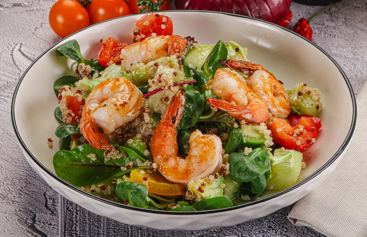 Ensalada de camarones y vegetales asados
