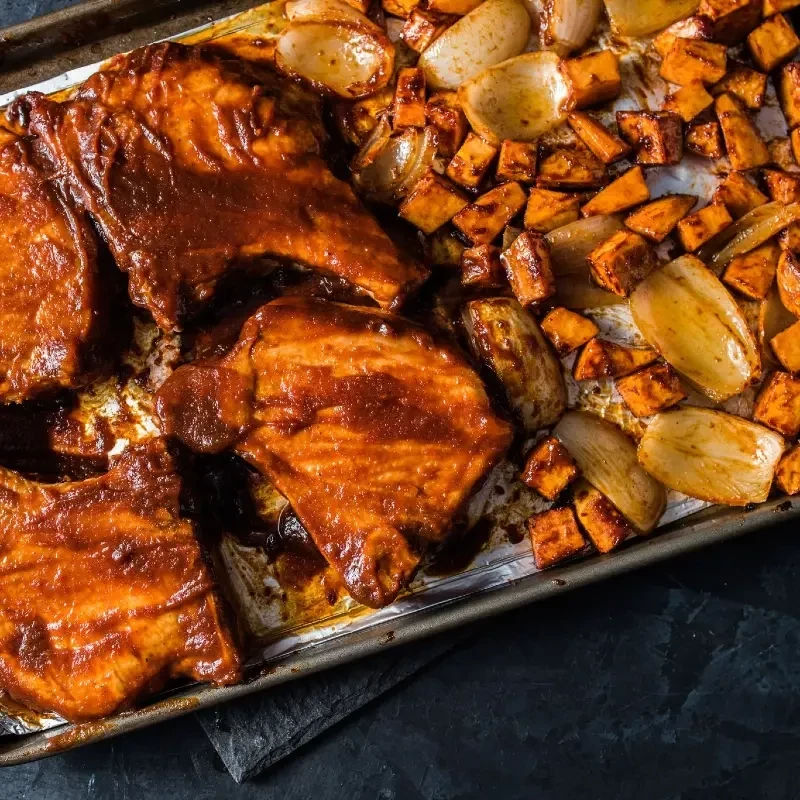 Côtelettes de Porc Buffalo Et Bbq Sur Plaque Franks RedHot Côtelettes de Porc Buffalo Et Bbq Sur Plaque Franks RedHot