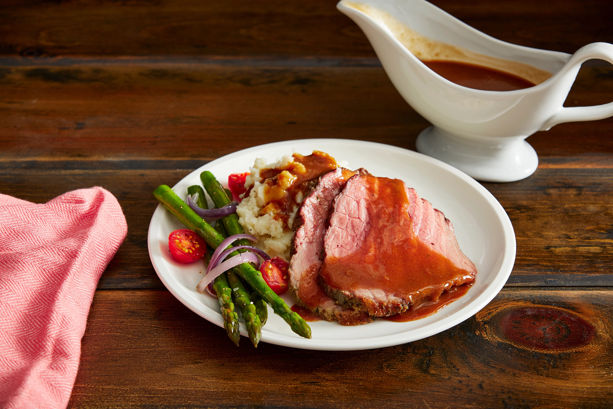 Medallones de carne en salsa con hongos y vino