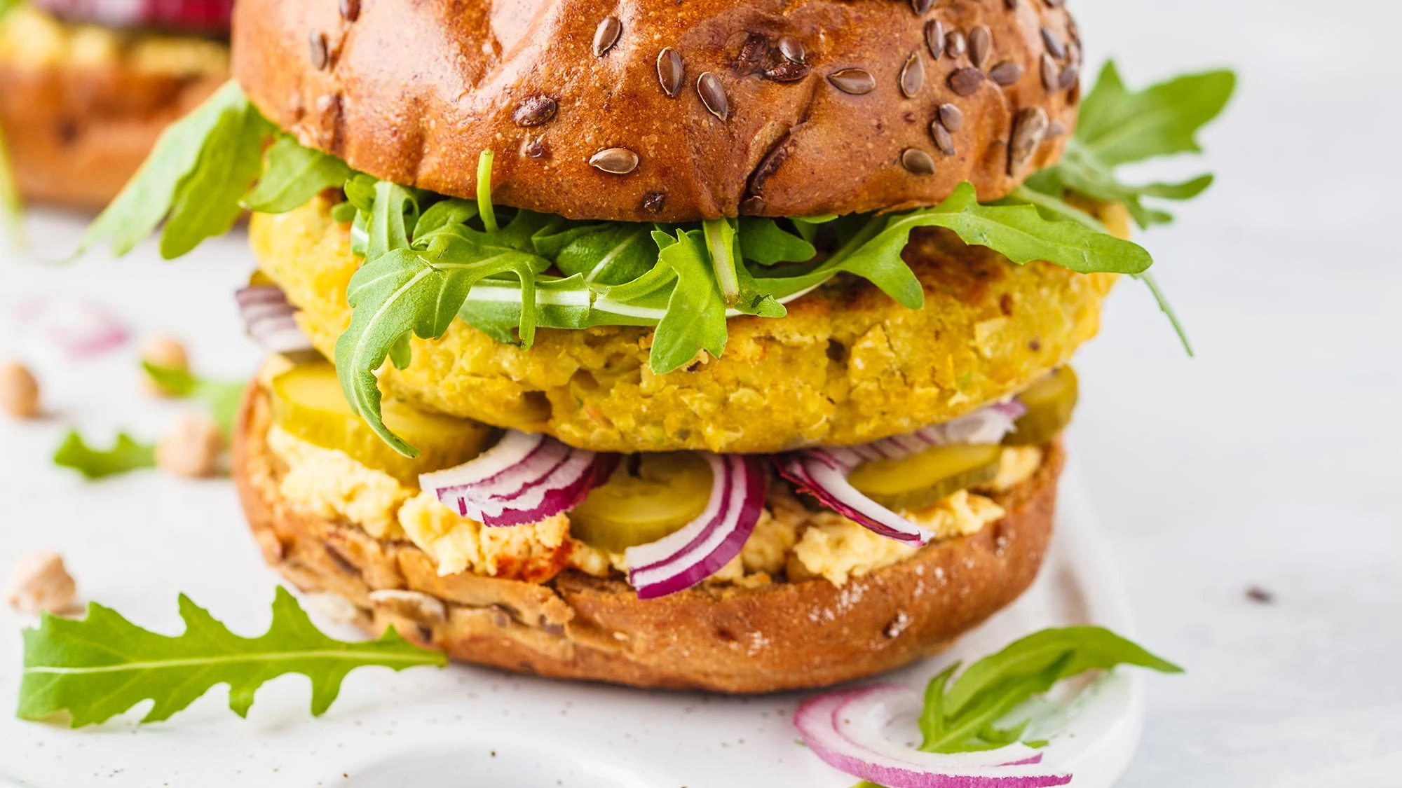 BURGER DI CECI E VERDURE CON SALSA DI AVOCADO